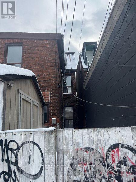 Upper - 916 Bloor Street W, Toronto, Ontario  M6H 1L1 - Photo 17 - W13447004
