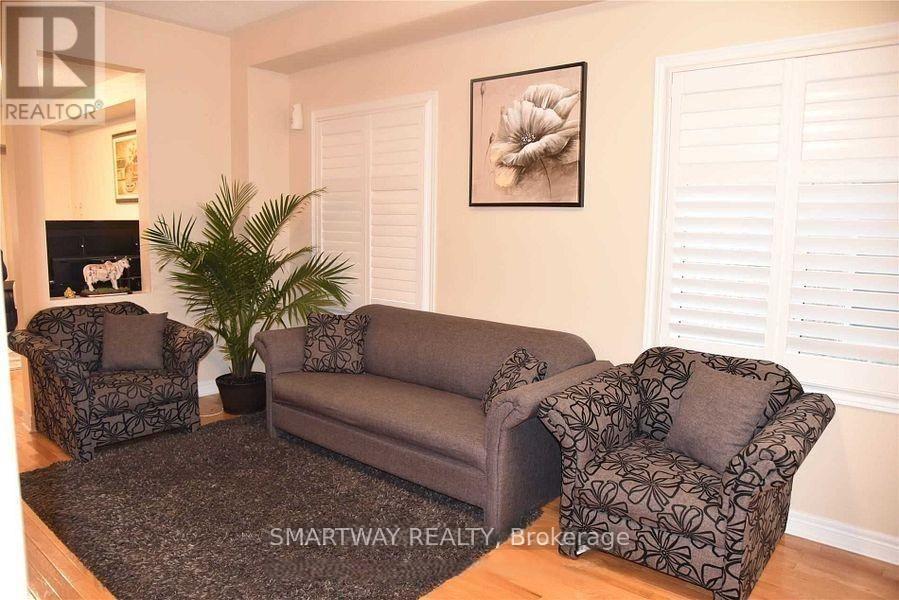 495 Meadowridge Court, Mississauga, Ontario L5W 0E8 - Photo 6 - W13238336