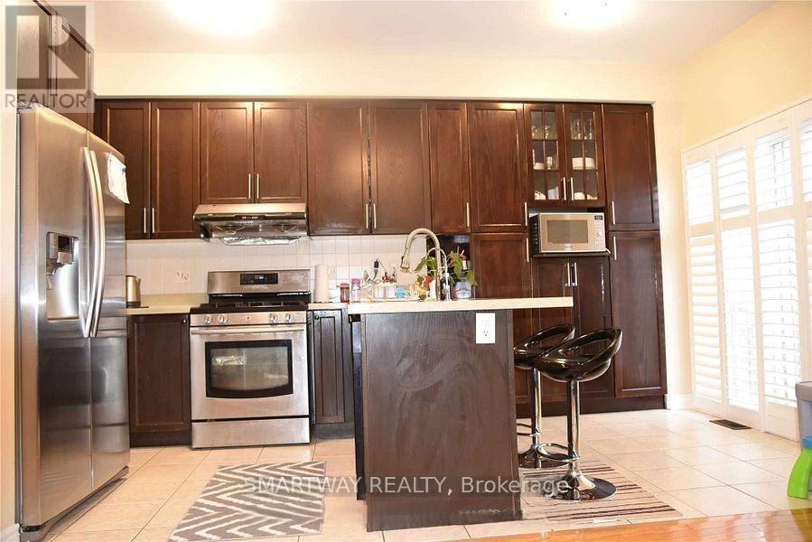 495 Meadowridge Court, Mississauga, Ontario L5W 0E8 - Photo 2 - W13238336