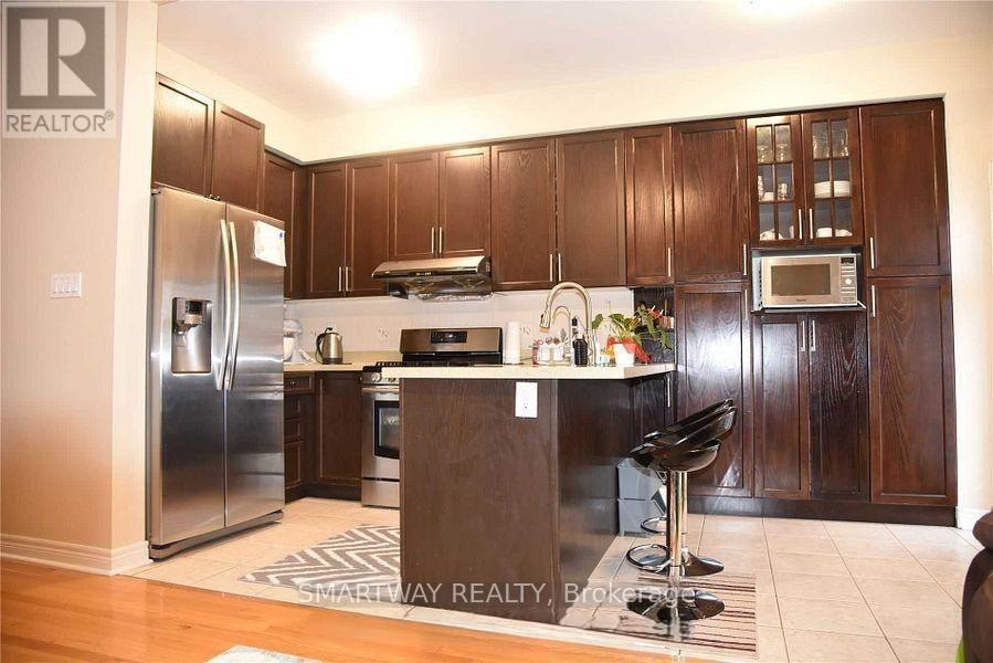 495 Meadowridge Court, Mississauga, Ontario L5W 0E8 - Photo 3 - W13238336