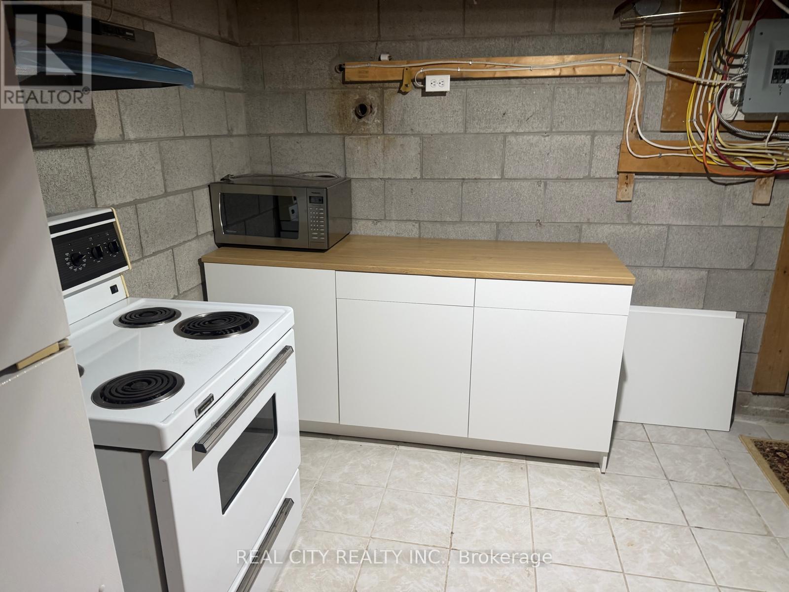 Lower - 2451 Loanne Drive, Mississauga, Ontario  L5K 1P1 - Photo 5 - W12980204