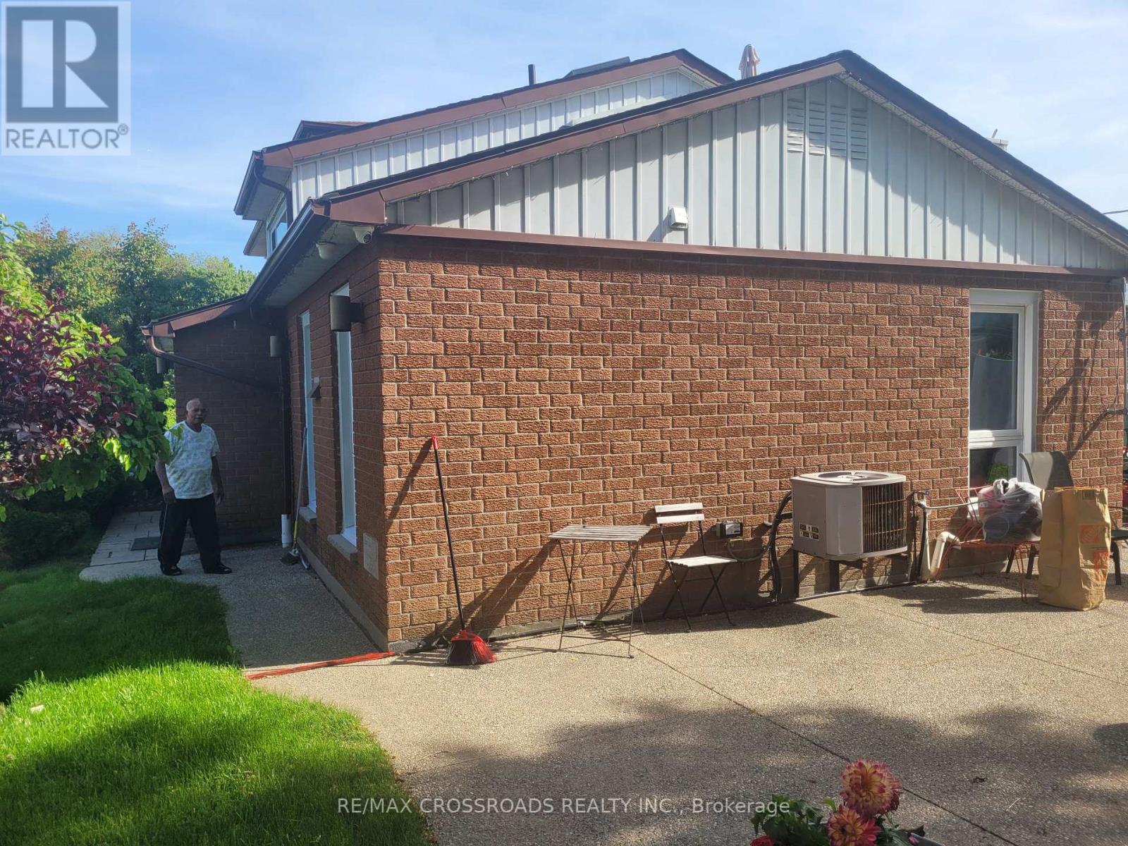 36 Caverley Drive, Toronto, Ontario  M9R 2L8 - Photo 2 - W13447524
