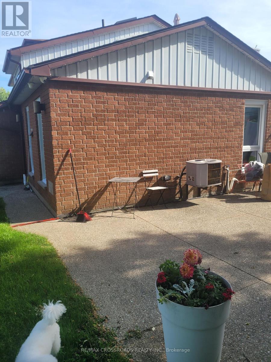 36 Caverley Drive, Toronto, Ontario  M9R 2L8 - Photo 3 - W13447524