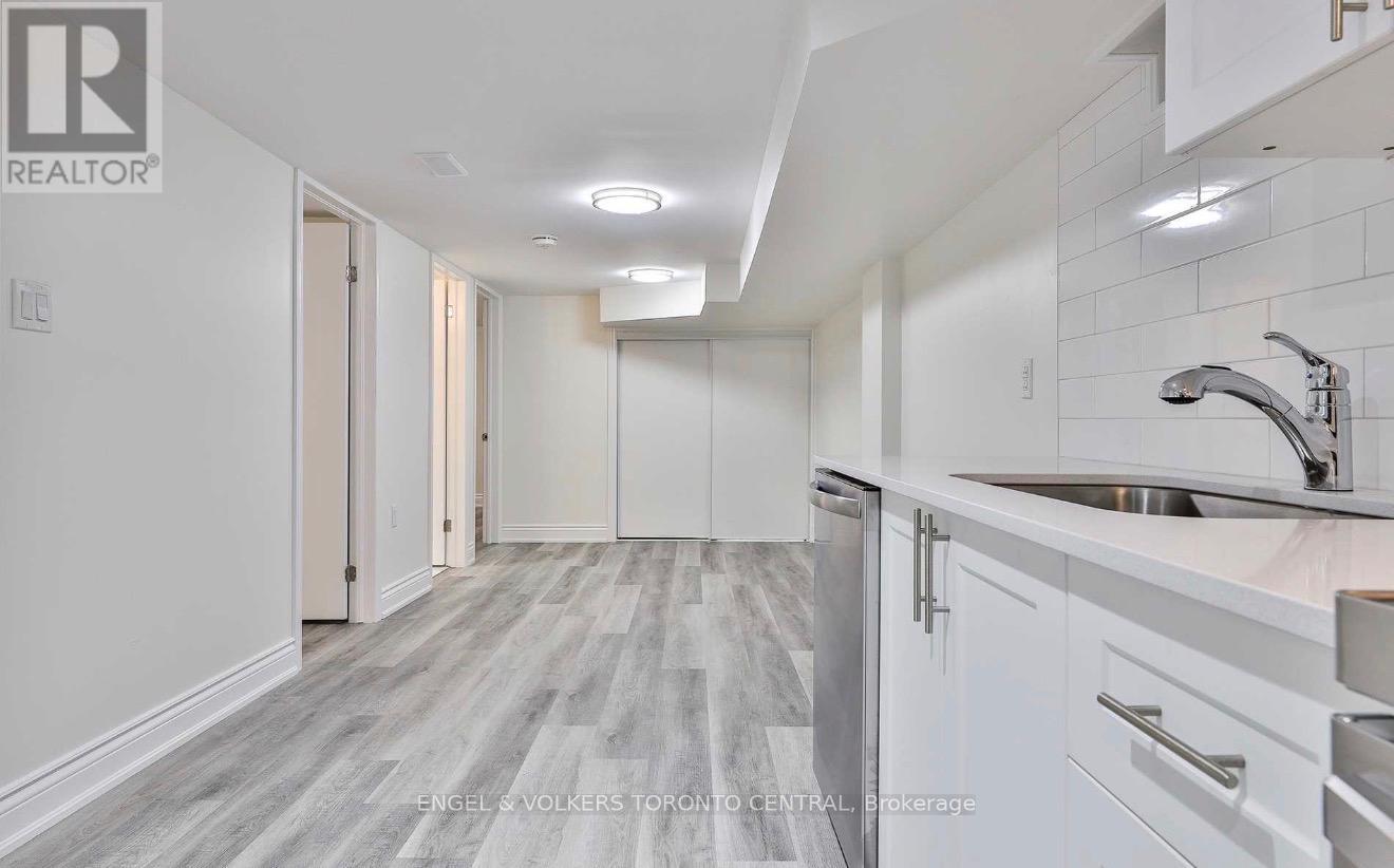51b Fernwood Park Avenue, Toronto, Ontario  M4E 3E9 - Photo 10 - E13450716