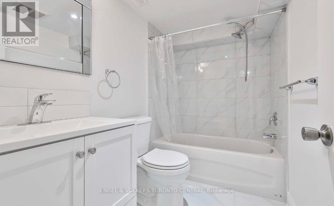 51b Fernwood Park Avenue, Toronto, Ontario  M4E 3E9 - Photo 17 - E13450716