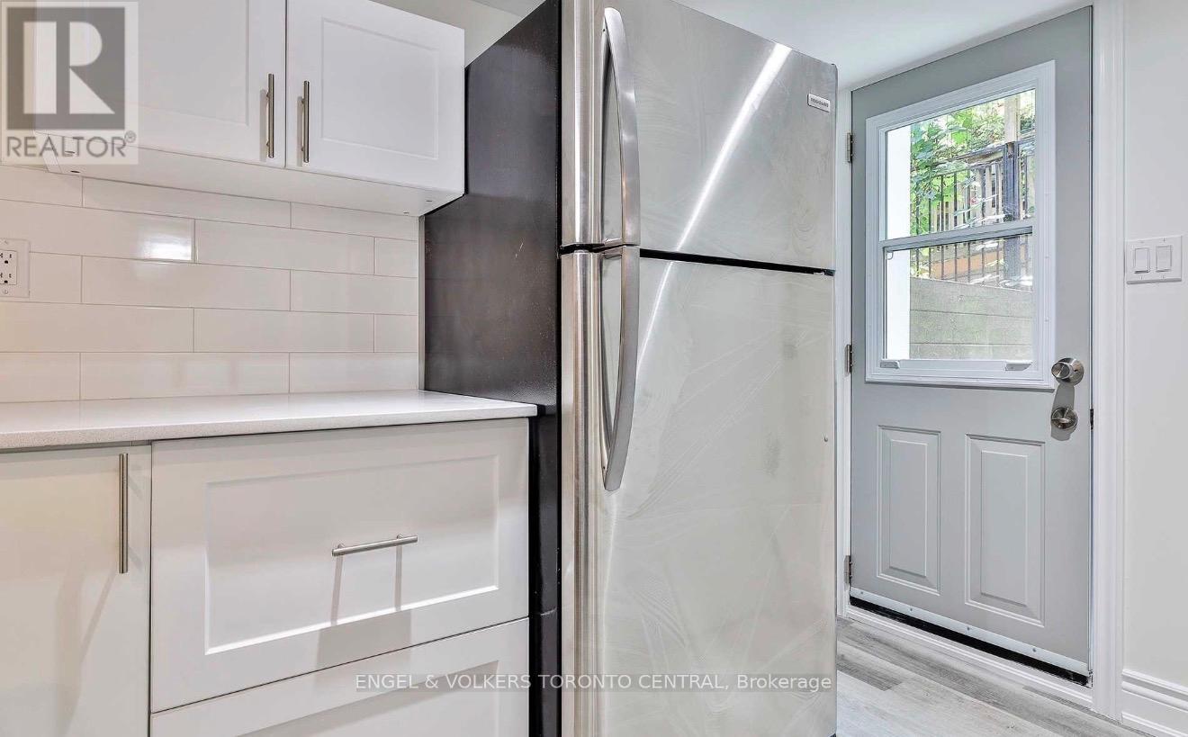 51b Fernwood Park Avenue, Toronto, Ontario  M4E 3E9 - Photo 7 - E13450716