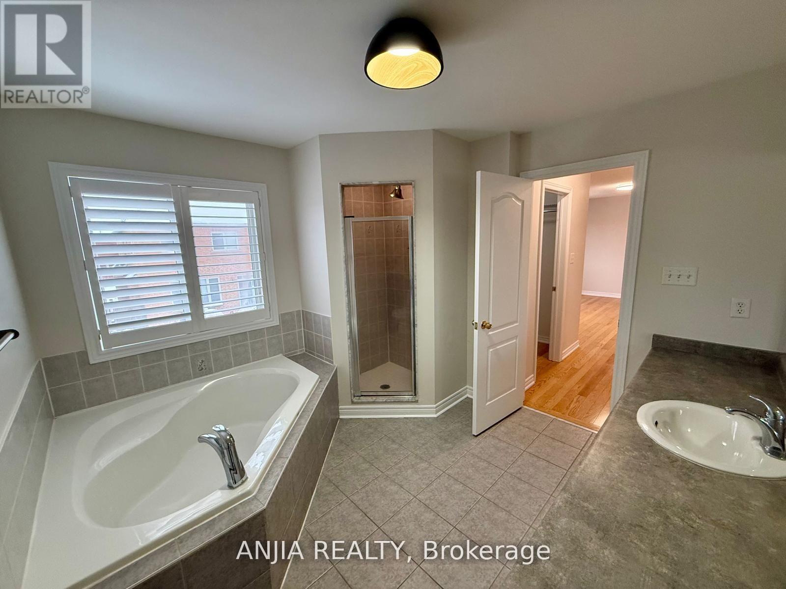 17 Ambercroft Street, Markham, Ontario  L6E 1L4 - Photo 11 - N13451092