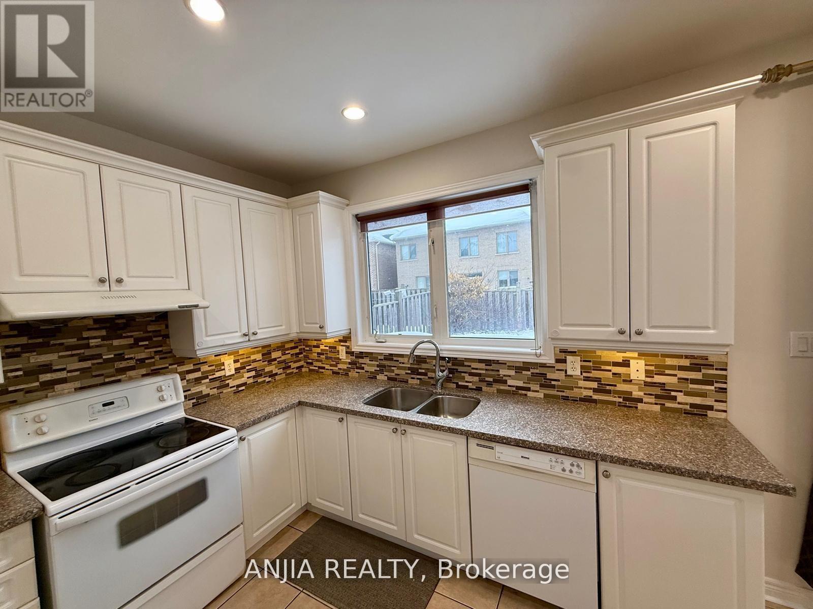 17 Ambercroft Street, Markham, Ontario  L6E 1L4 - Photo 5 - N13451092