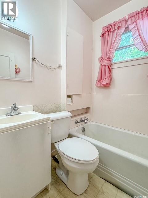 221 4th Avenue Ne, Swift Current, Saskatchewan  S9H 2J4 - Photo 11 - SK039566