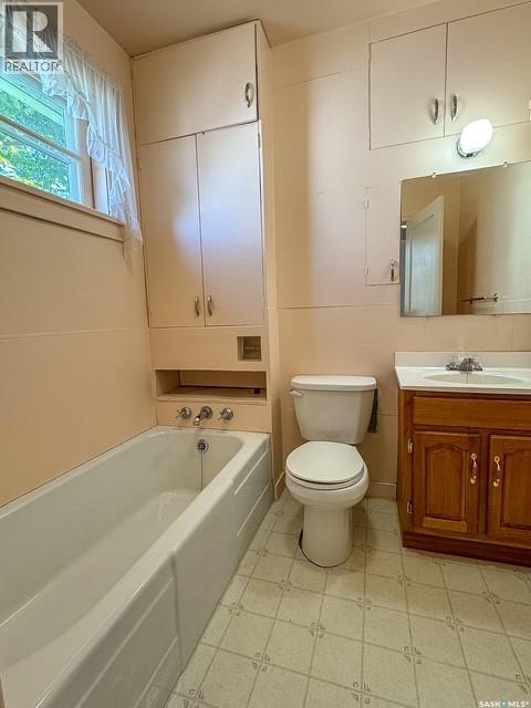 221 4th Avenue Ne, Swift Current, Saskatchewan  S9H 2J4 - Photo 9 - SK039566