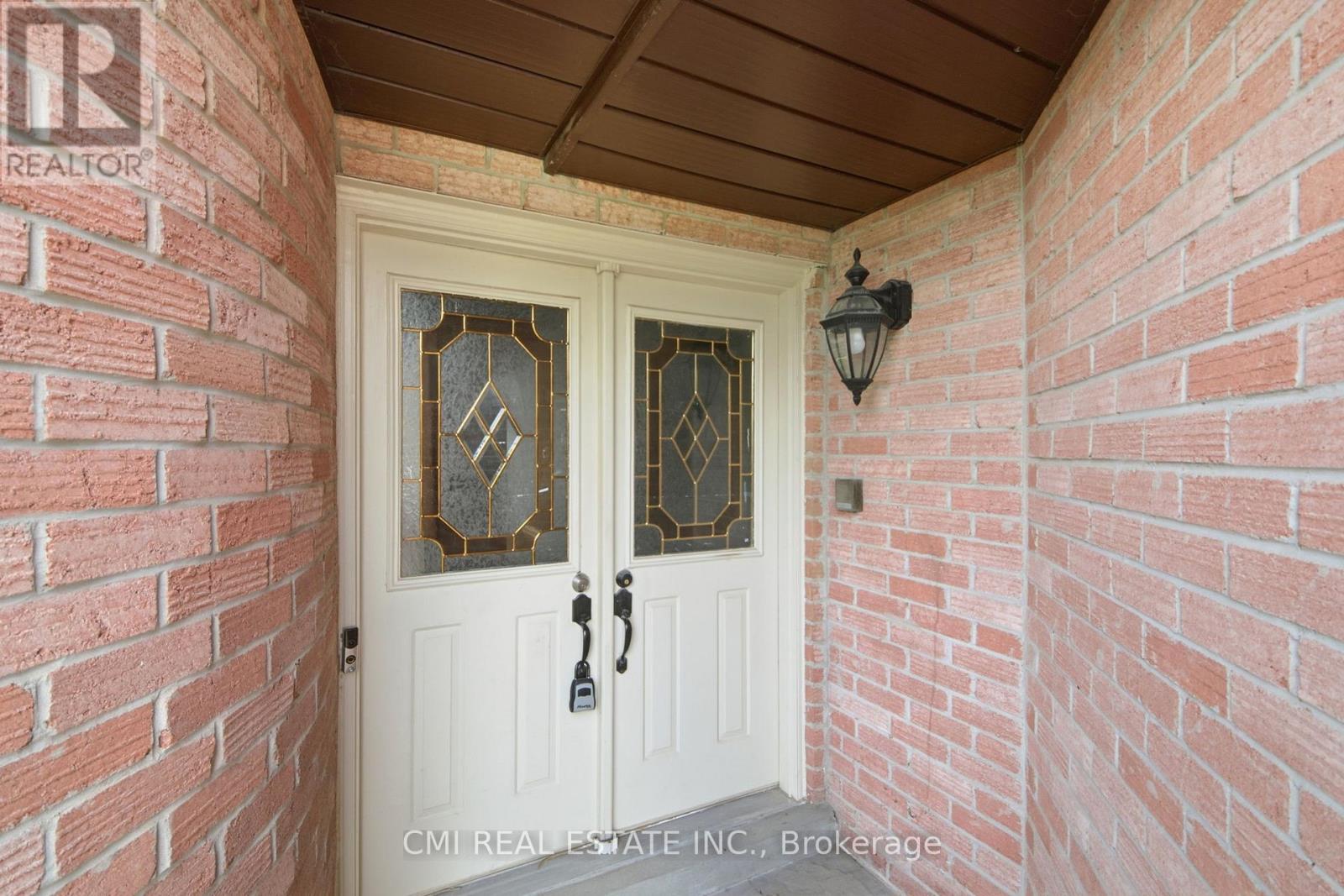 31 Castlehill Road, Brampton, Ontario  L6X 4E3 - Photo 5 - W13450776