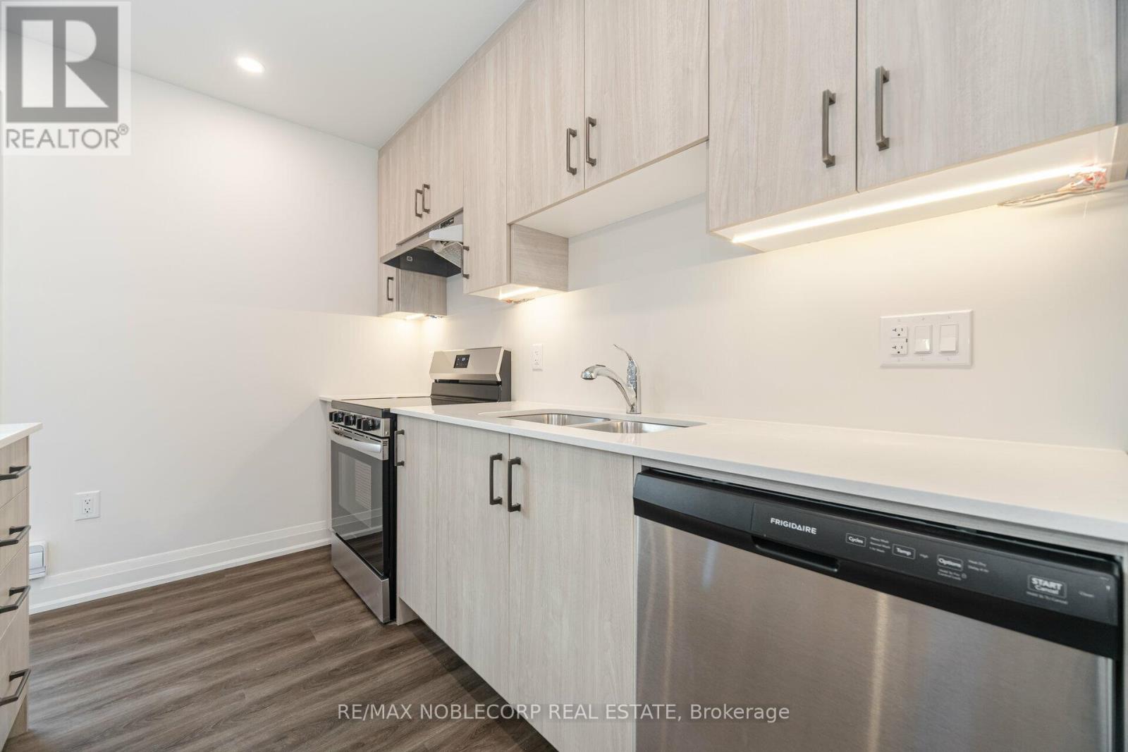 G-Suite - 16 Little Boulevard, Toronto, Ontario  M6E 4N2 - Photo 13 - W13450898