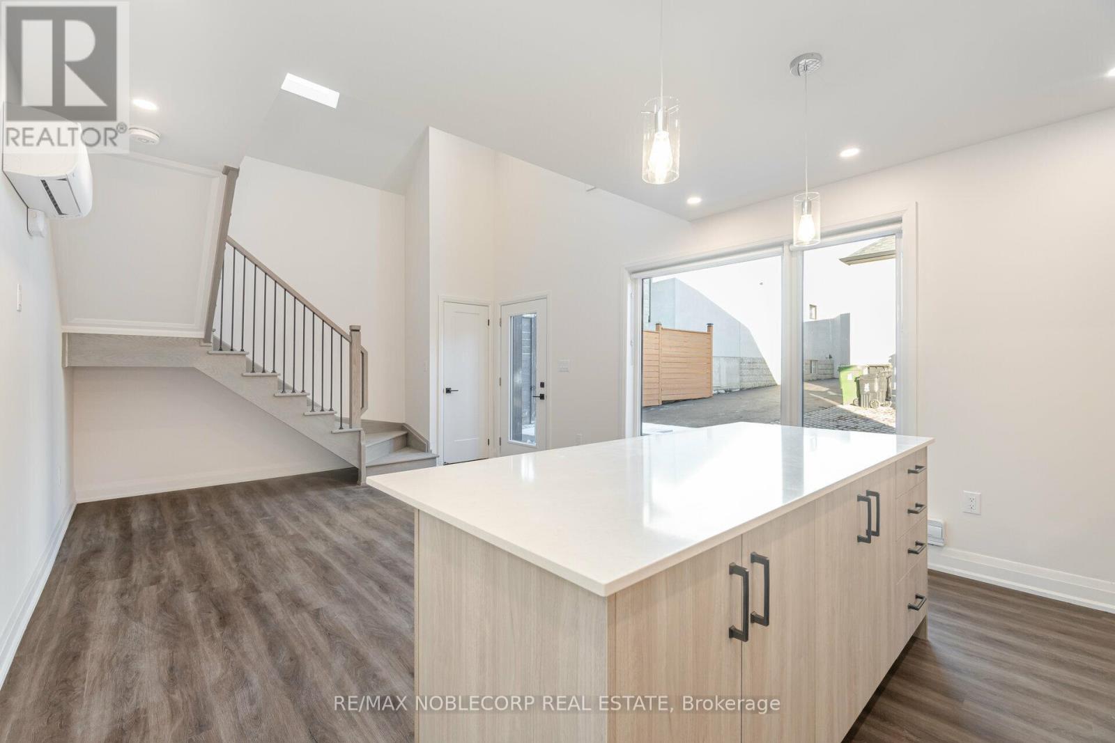 G-Suite - 16 Little Boulevard, Toronto, Ontario  M6E 4N2 - Photo 14 - W13450898