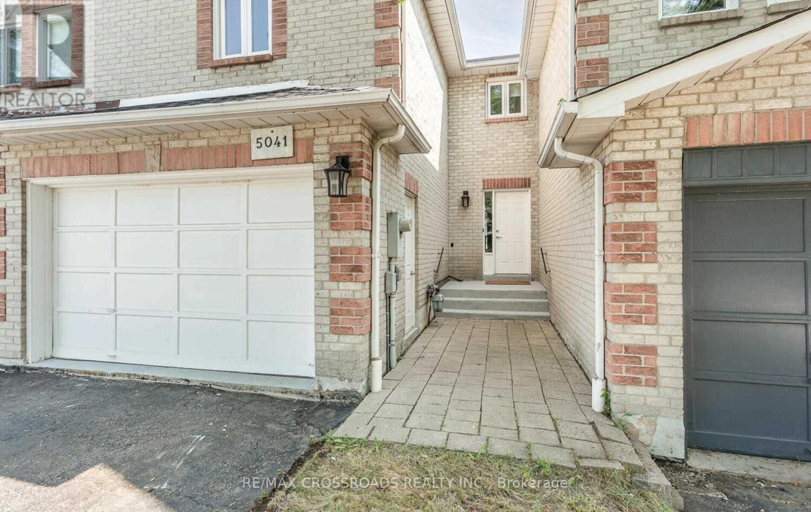 5041 Rundle Court, Mississauga, Ontario  L5M 4A4 - Photo 2 - W13451062