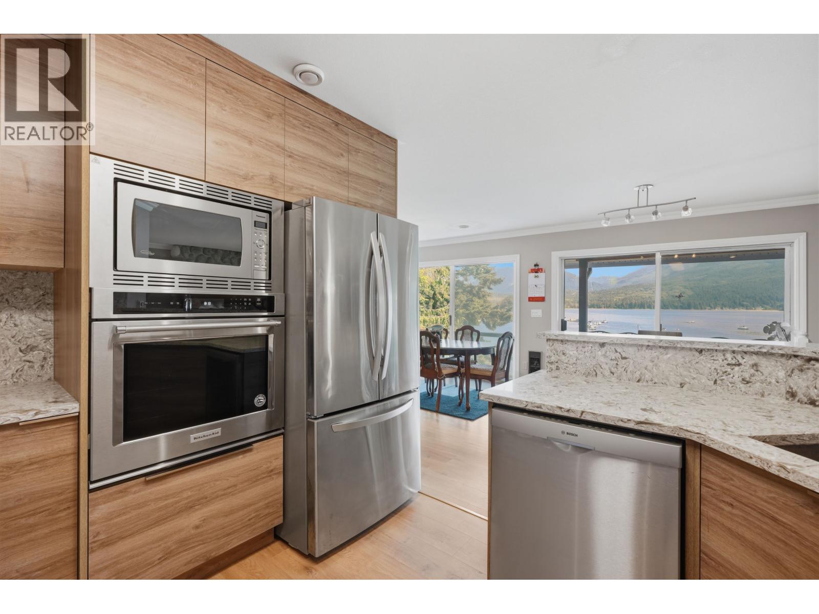 5810 Marine Way, Sechelt, British Columbia  V7Z 0L8 - Photo 13 - R3136356