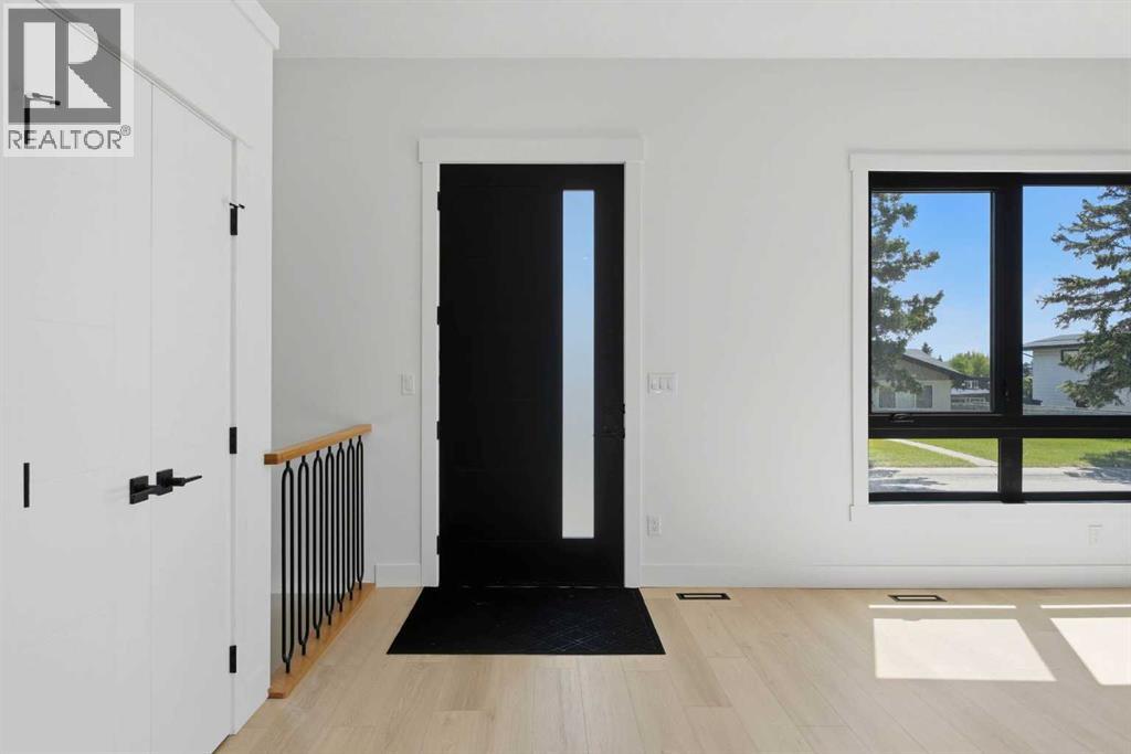 27 Glacier Drive Sw, Calgary, Alberta T3E 5A2 - Photo 4 - A2318799
