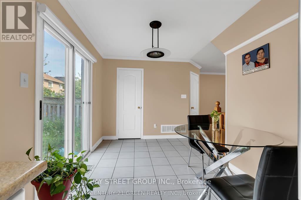 9 Flatlands Way, Brampton, Ontario  L6R 2B5 - Photo 8 - W13451372