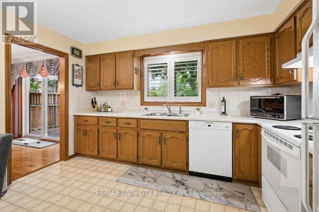336 Manchester Road, Kitchener, Ontario N2B 1A4 - Photo 11 - X13451282