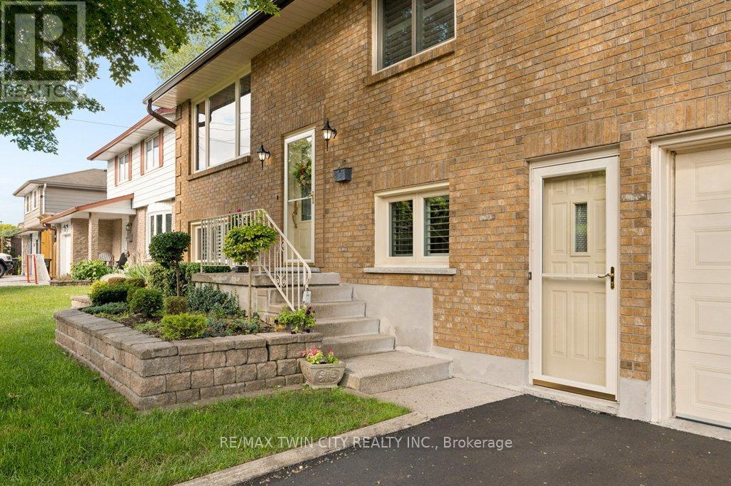 336 Manchester Road, Kitchener, Ontario N2B 1A4 - Photo 4 - X13451282