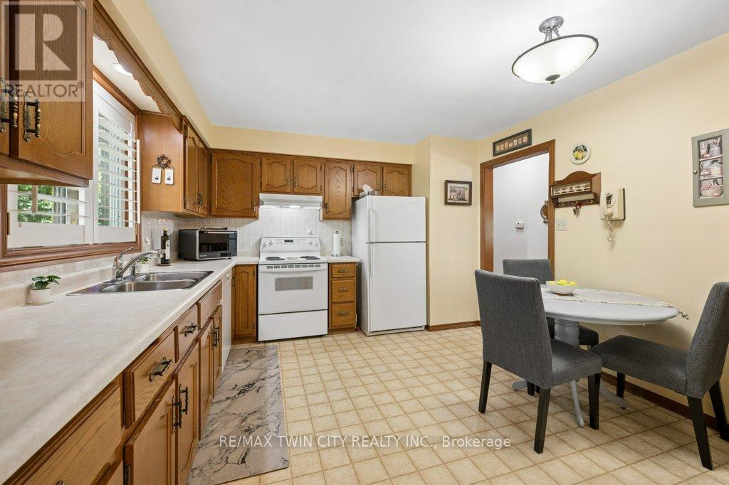 336 Manchester Road, Kitchener, Ontario N2B 1A4 - Photo 9 - X13451282