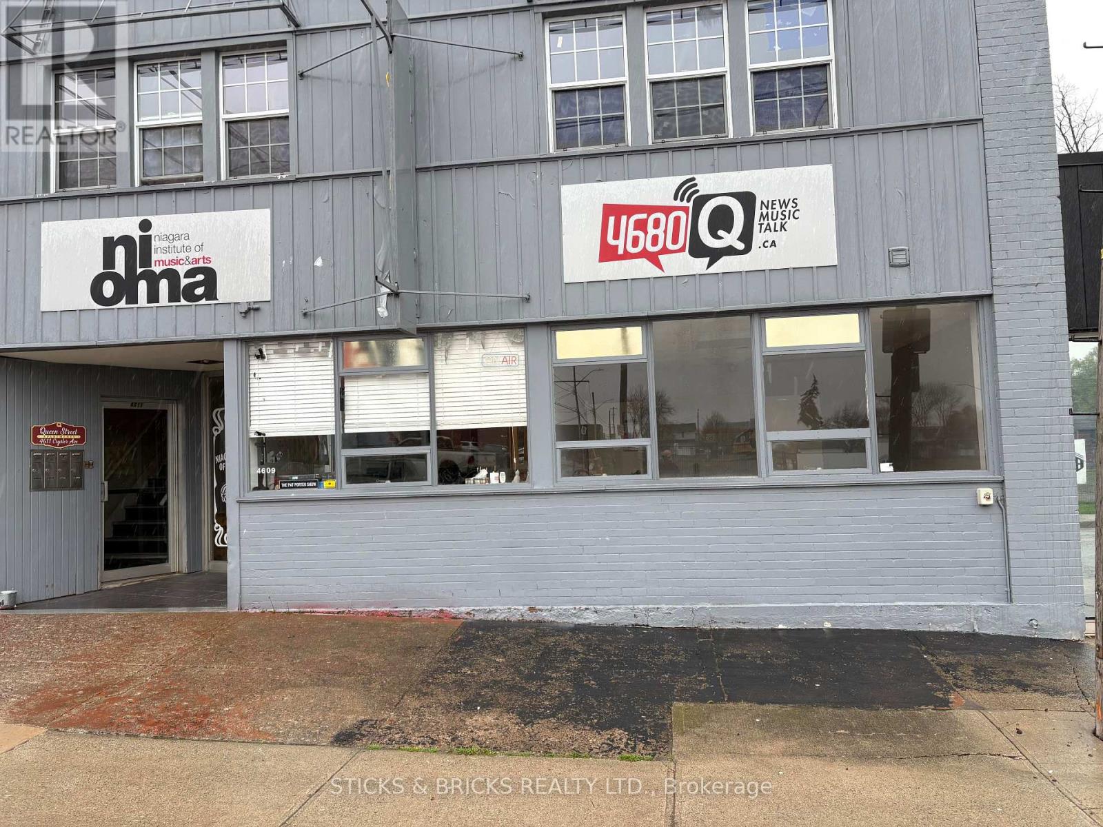 4609 Crysler Avenue, Niagara Falls, Ontario L2E 3V6 - Photo 1 - X13451622
