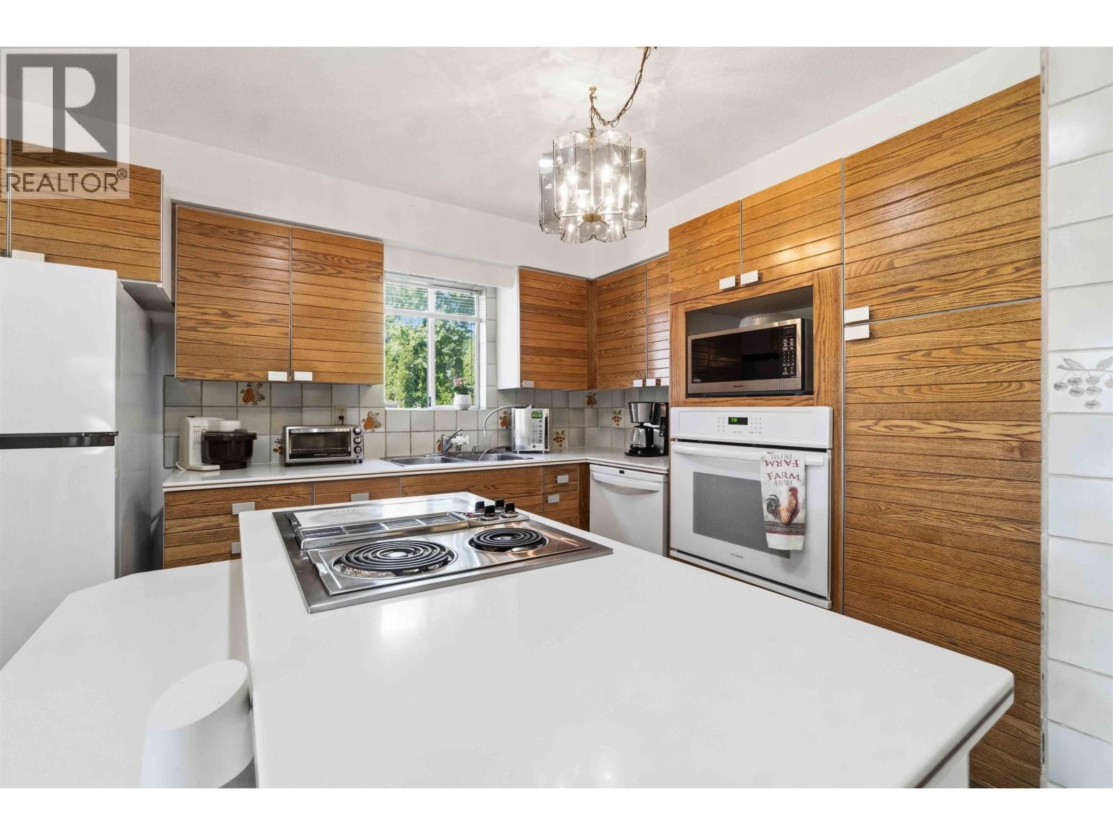 591 Calvin Court, Burnaby, British Columbia  V5A 3Y8 - Photo 10 - R3136426