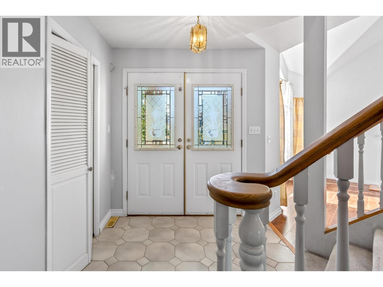 654 Walnut Place, Coquitlam, British Columbia  V3J 7T5 - Photo 3 - R3135949