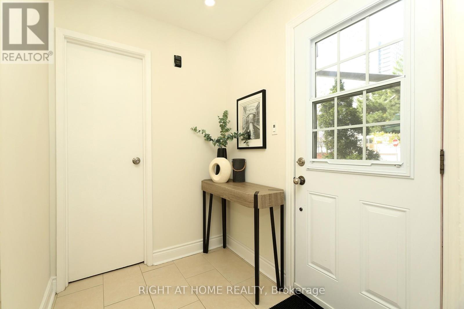 6 Snapdragon Drive, Toronto, Ontario  M2J 4X6 - Photo 4 - C13451692