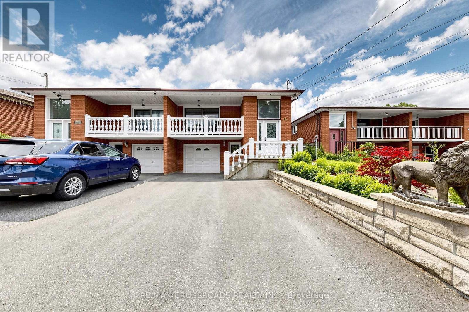 <div class="slider-price">$899,900</div><p>55 Bakerton Drive, Toronto, Ontario</p>