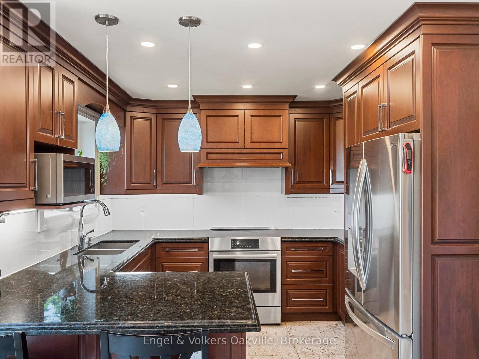 2215 Springfield Court, Mississauga, Ontario  L5K 1V3 - Photo 9 - W13451828