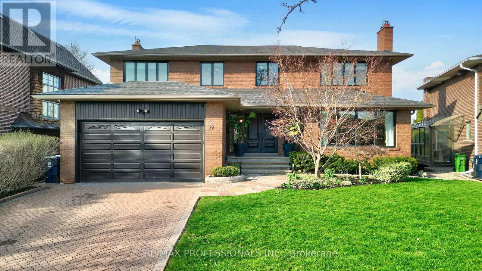 <div class="slider-price">$2,999,000</div><p>52 Courtsfield Crescent, Toronto, Ontario</p>