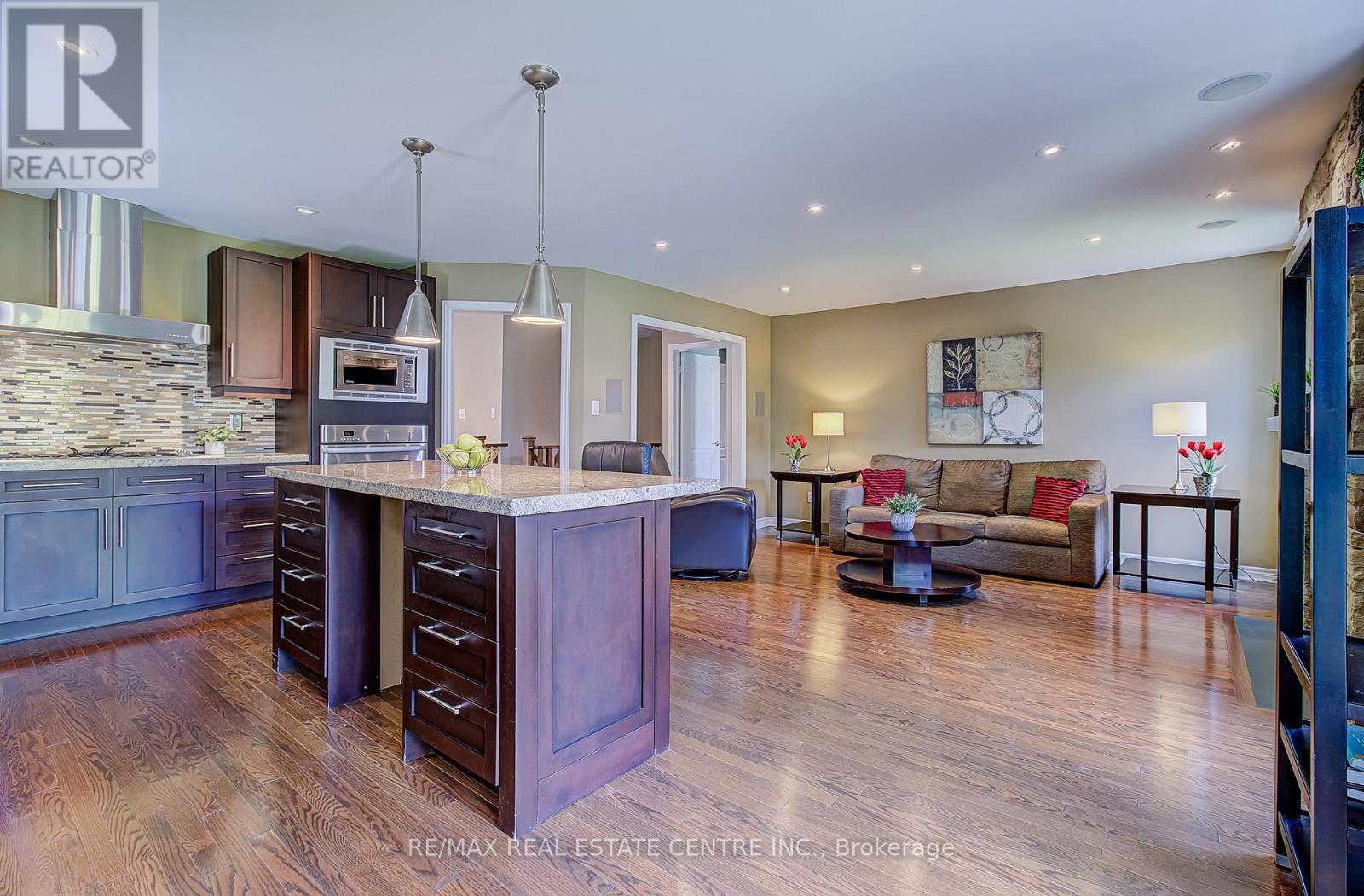 11 Fairvalley Street, Brampton, Ontario  L6R 0W2 - Photo 10 - W13451736