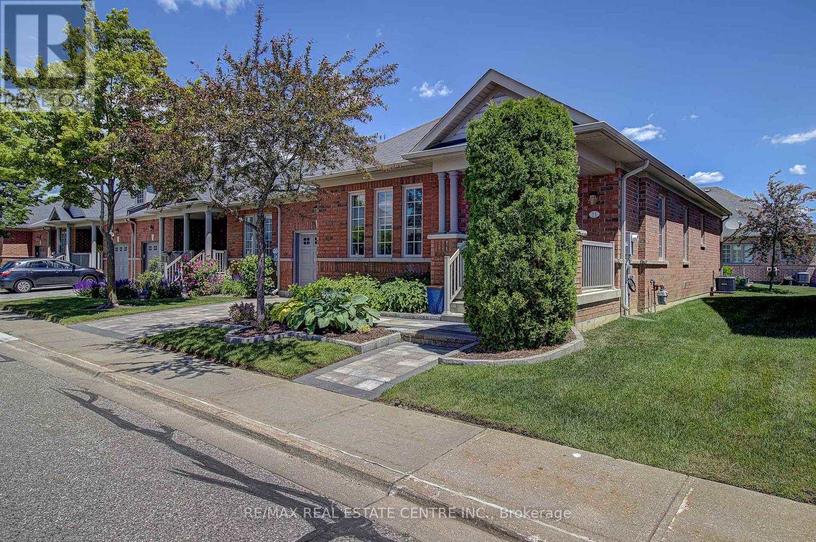 11 Fairvalley Street, Brampton, Ontario  L6R 0W2 - Photo 3 - W13451736
