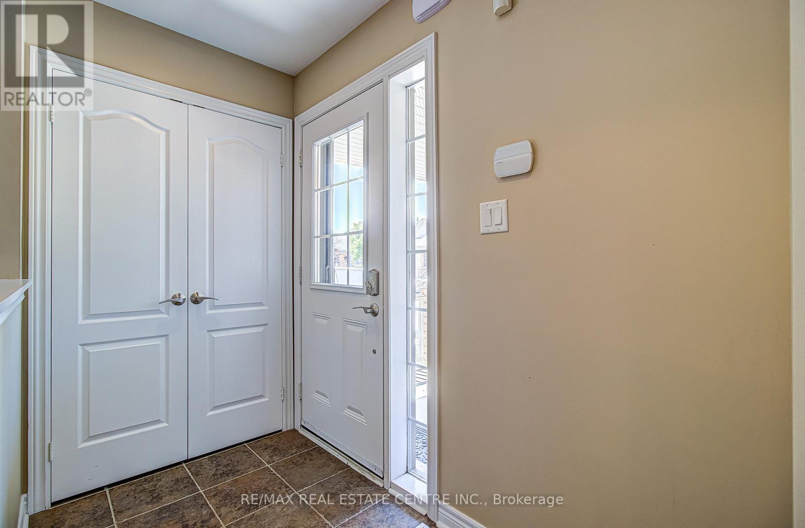 11 Fairvalley Street, Brampton, Ontario  L6R 0W2 - Photo 4 - W13451736