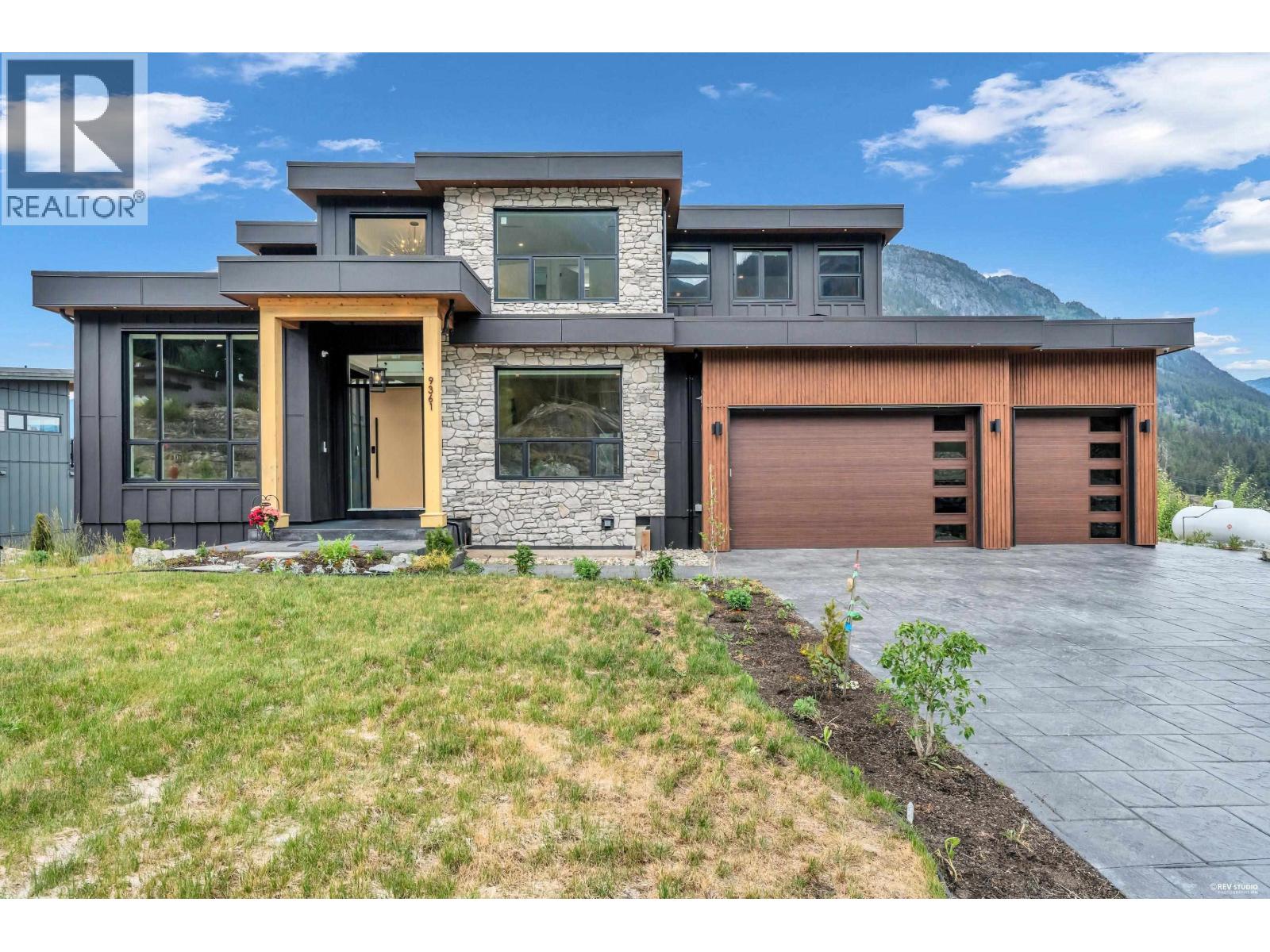 9361 Wedgemount Plateau Drive, Whistler, British Columbia V8E 1M1 - Photo 2 - R3135632