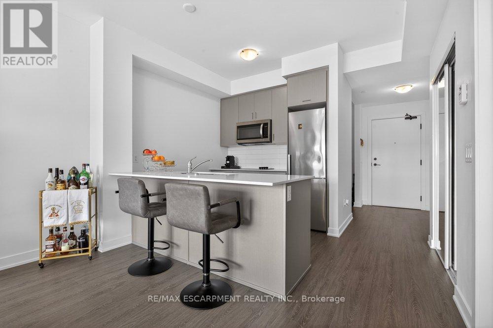 302 - 600 North Service Road, Hamilton, Ontario  L8P 4A6 - Photo 2 - X13451716