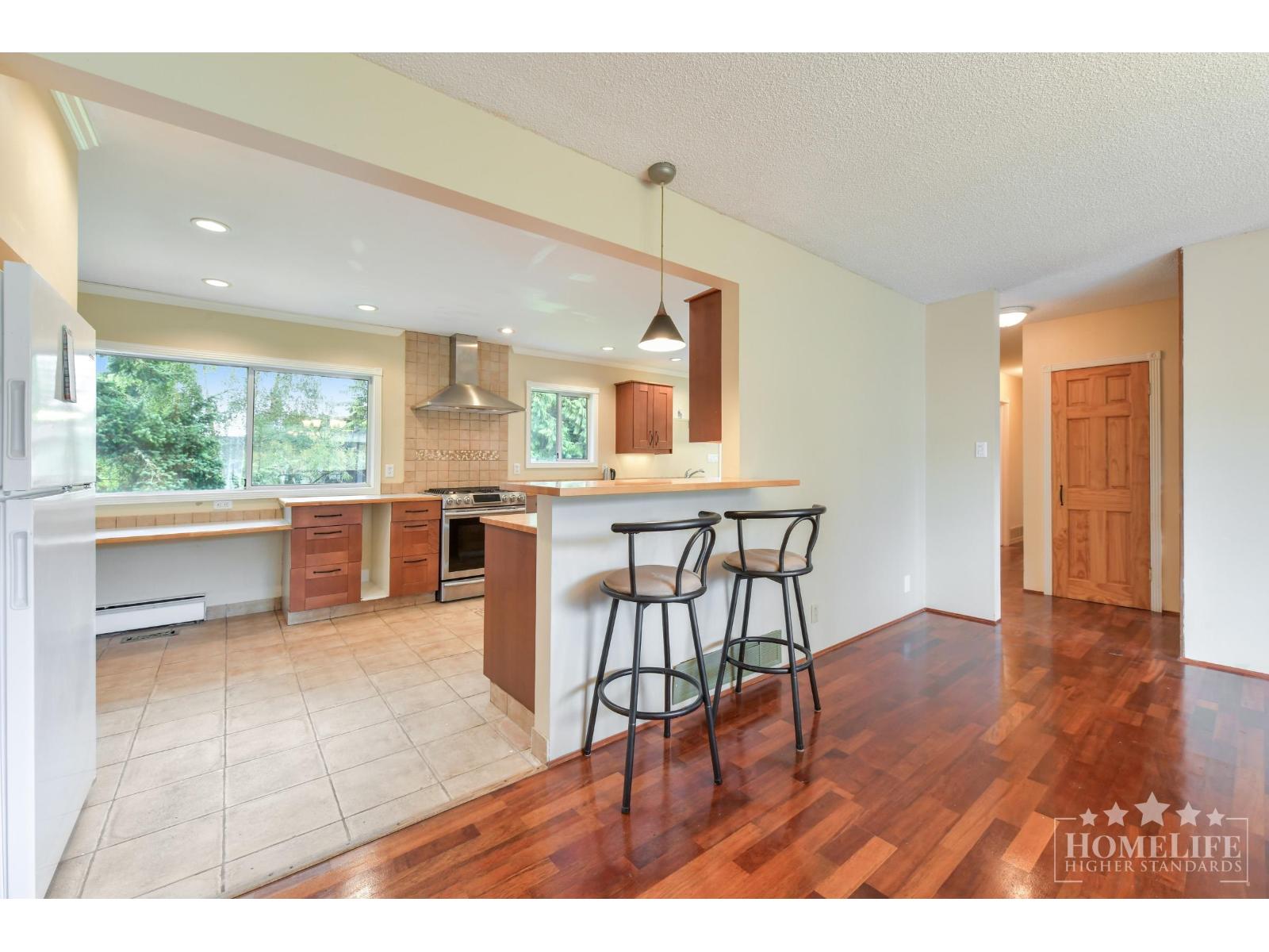 13900 Blackburn Avenue, White Rock, British Columbia  V4B 2Z2 - Photo 3 - R3136497
