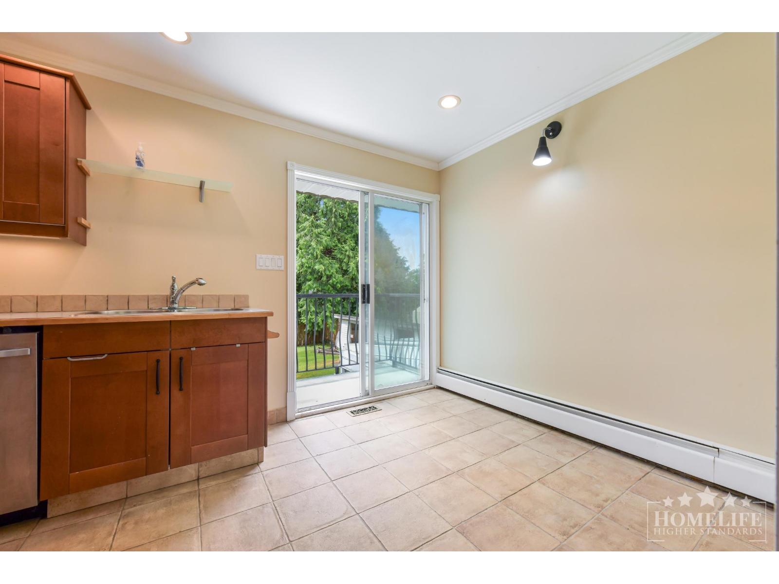 13900 Blackburn Avenue, White Rock, British Columbia  V4B 2Z2 - Photo 8 - R3136497