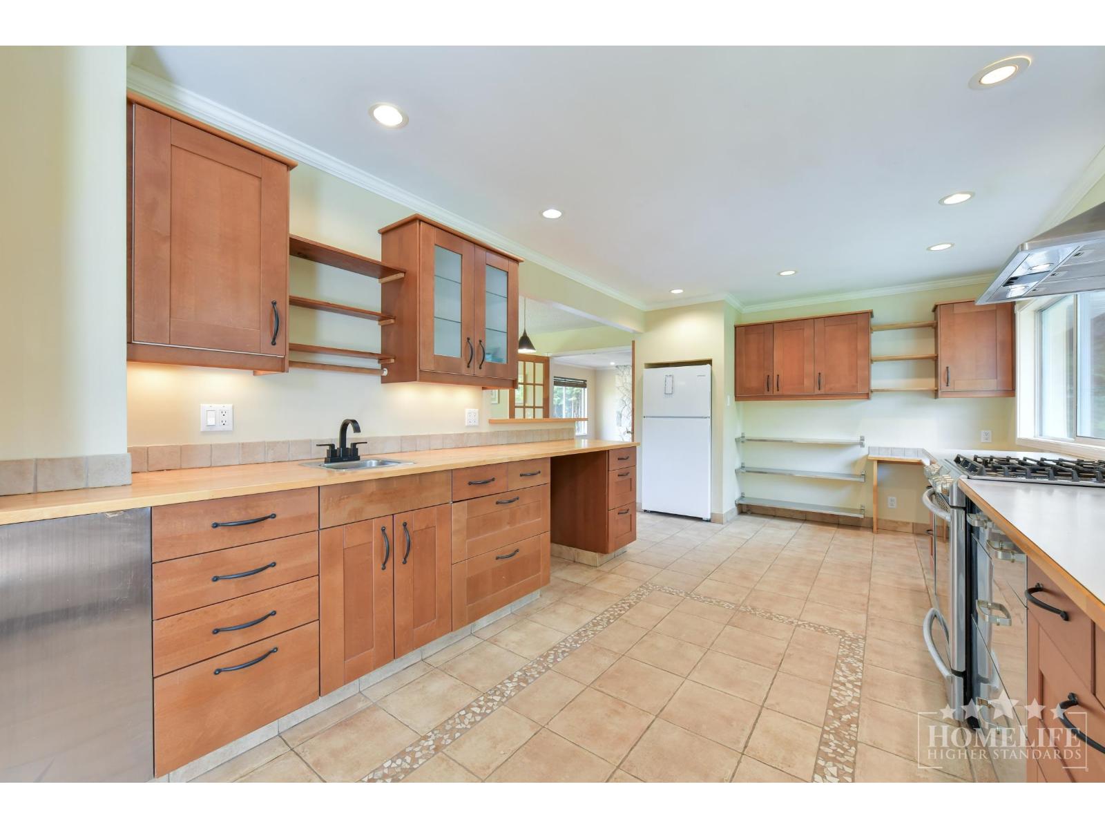 13900 Blackburn Avenue, White Rock, British Columbia  V4B 2Z2 - Photo 9 - R3136497