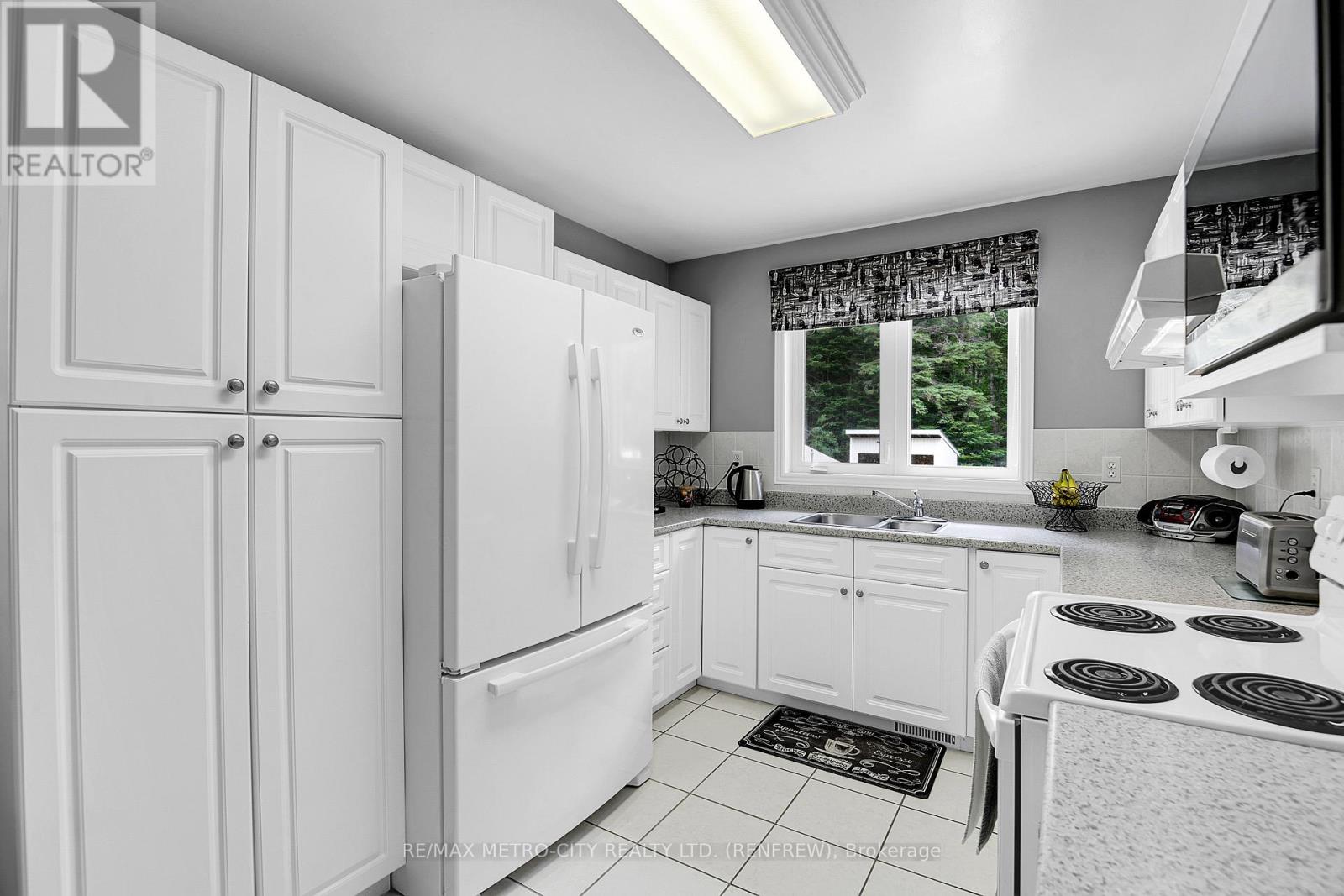 81 Flying Club Road, Greater Madawaska, Ontario  K0J 2R0 - Photo 8 - X13452126