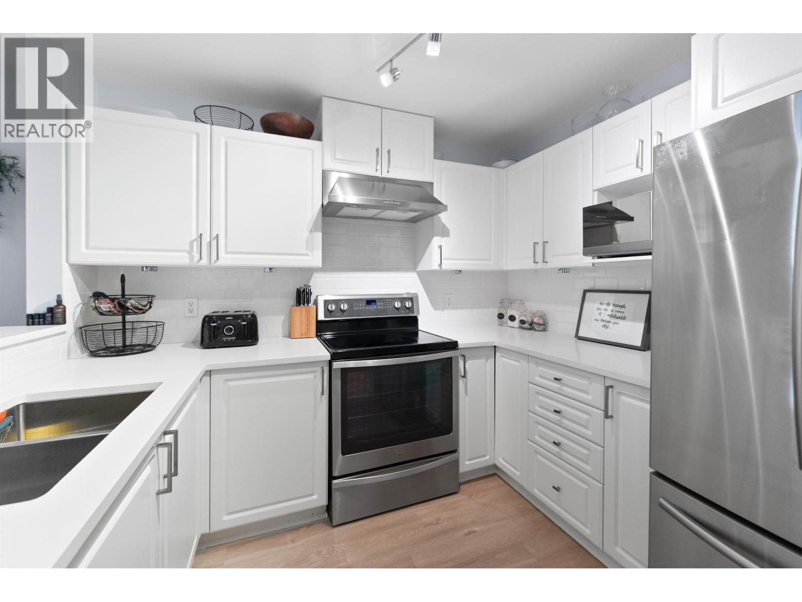 304 137 W 17th Street, North Vancouver, British Columbia  V7M 1V5 - Photo 3 - R3136447
