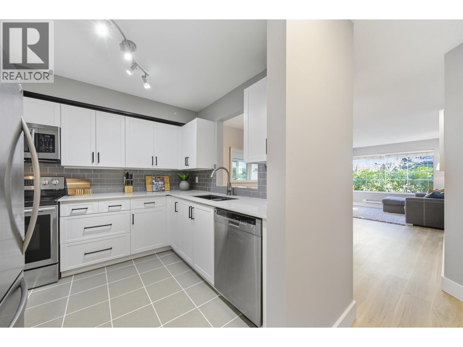 111 6820 Rumble Street, Burnaby, British Columbia  V5E 4H9 - Photo 4 - R3136456