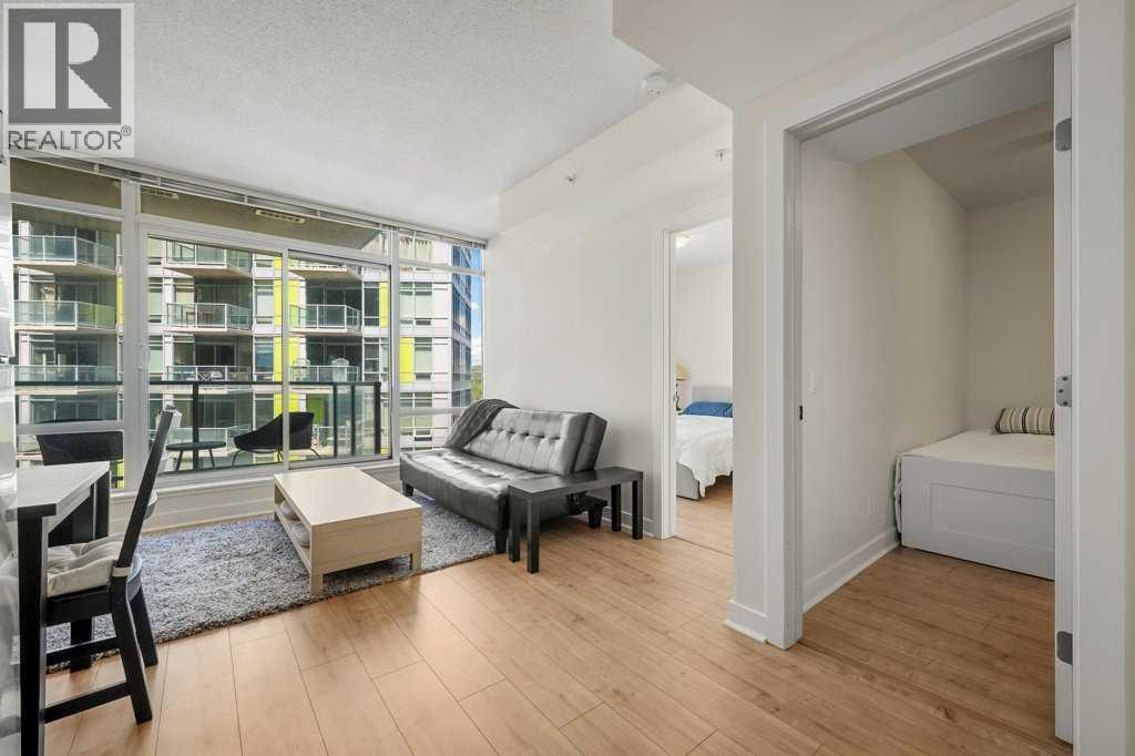 811, 10 Brentwood Common Nw, Calgary, Alberta T2L 2L6 - Photo 2 - A2318290