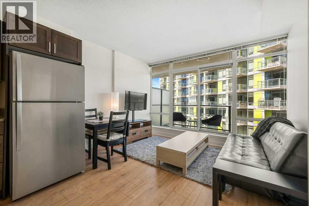 811, 10 Brentwood Common Nw, Calgary, Alberta T2L 2L6 - Photo 3 - A2318290