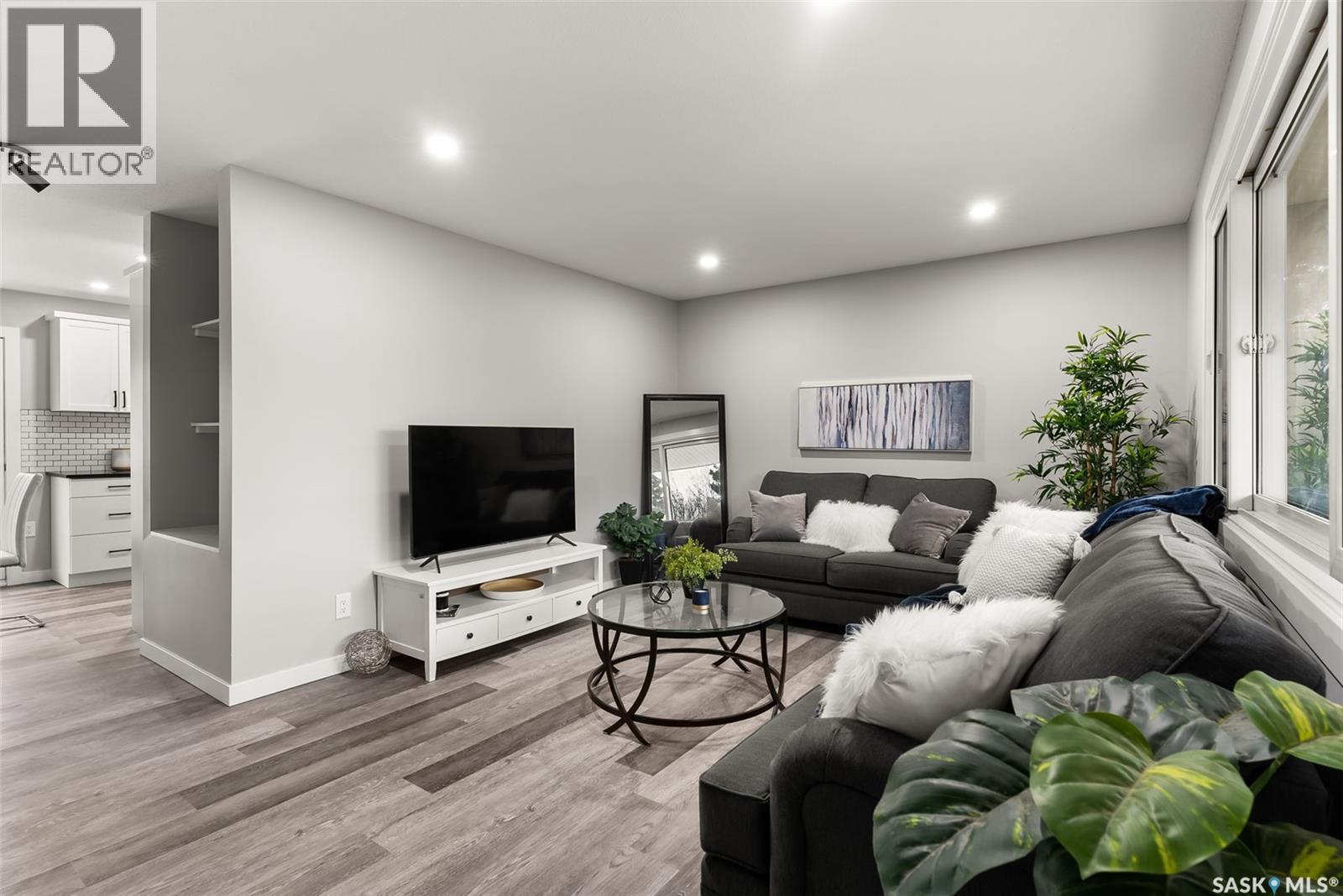 17 Willowview Street, Regina, Saskatchewan  S4R 5K2 - Photo 4 - SK039595