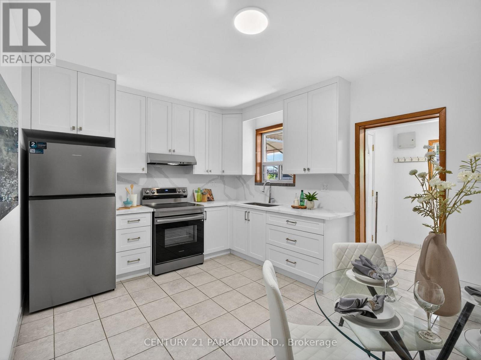 26 Earlscourt Avenue, Toronto, Ontario  M6E 4A6 - Photo 8 - W13452174