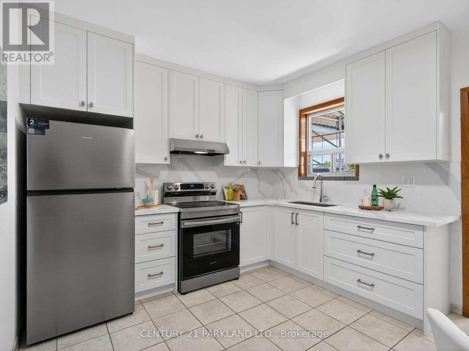 26 Earlscourt Avenue, Toronto, Ontario  M6E 4A6 - Photo 9 - W13452174
