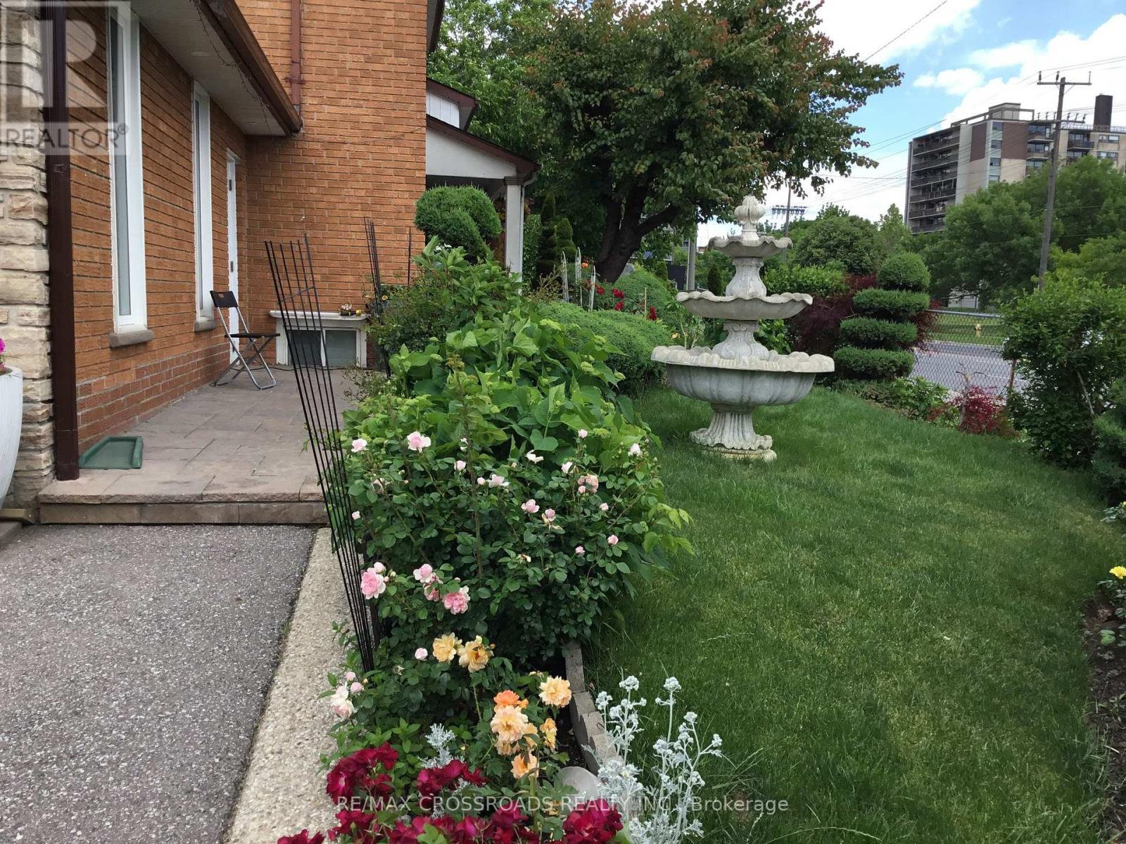 36 Caverley Drive, Toronto, Ontario M9R 2L8 - Photo 3 - W13447524