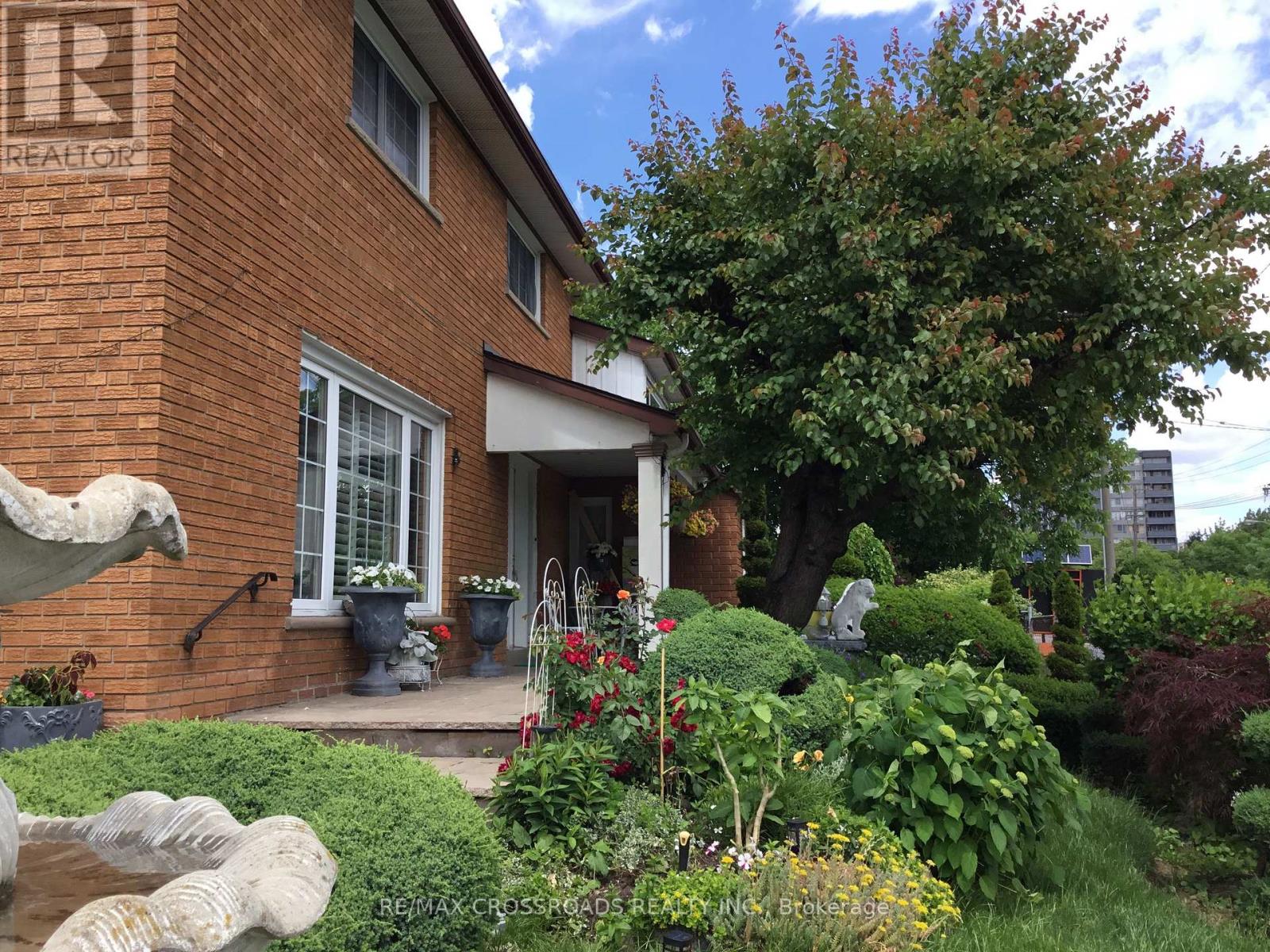 36 Caverley Drive, Toronto, Ontario M9R 2L8 - Photo 4 - W13447524