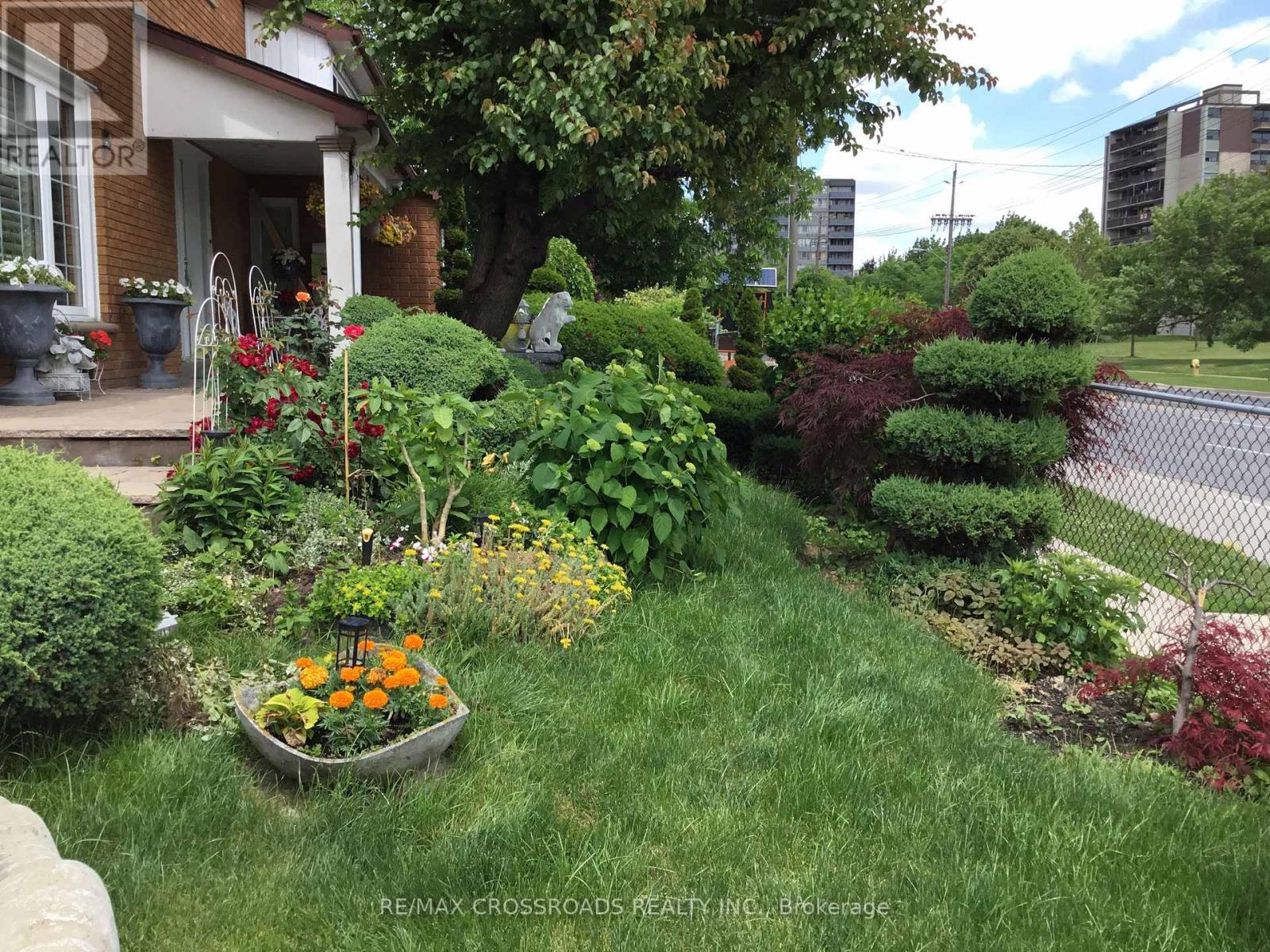 36 Caverley Drive, Toronto, Ontario M9R 2L8 - Photo 2 - W13447524